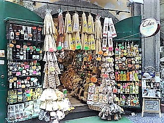 Napoli_-_Negozio_di_prodotti_tipici_Campani[1]