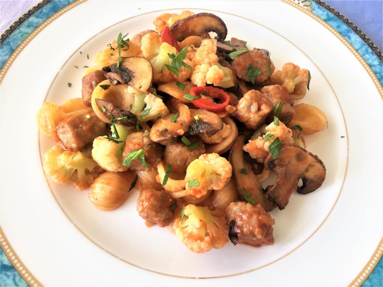 Orecchiette con salsiccia, funghi e cavolfiori