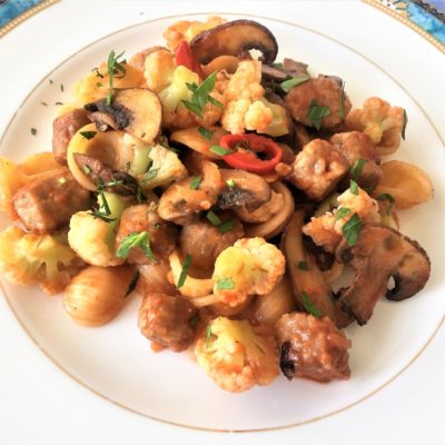 Orecchiette-con-salsiccia,-funghi-e-cavolfiori