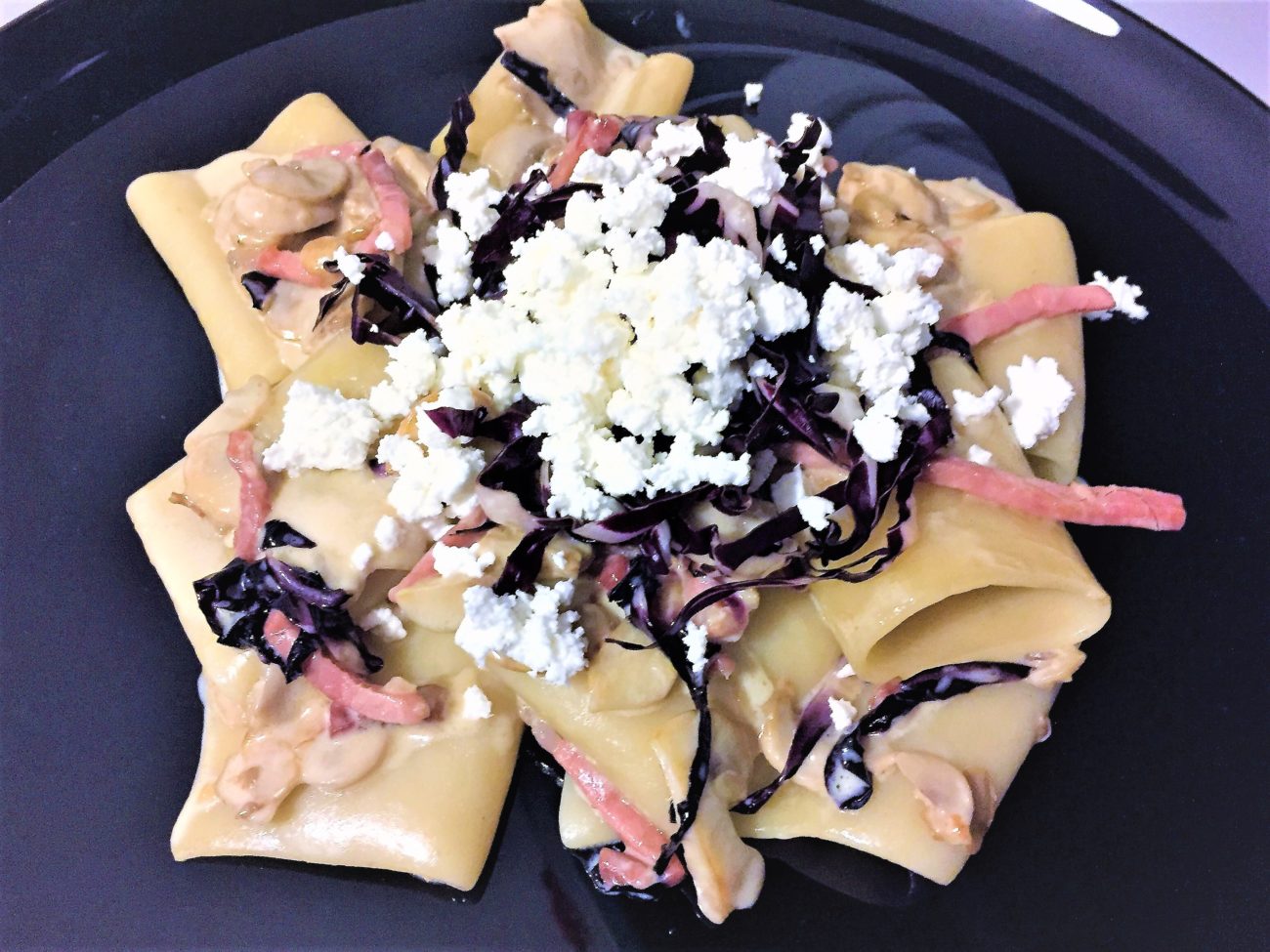 Paccheri con speck, radicchio trevigiano e ricotta salata