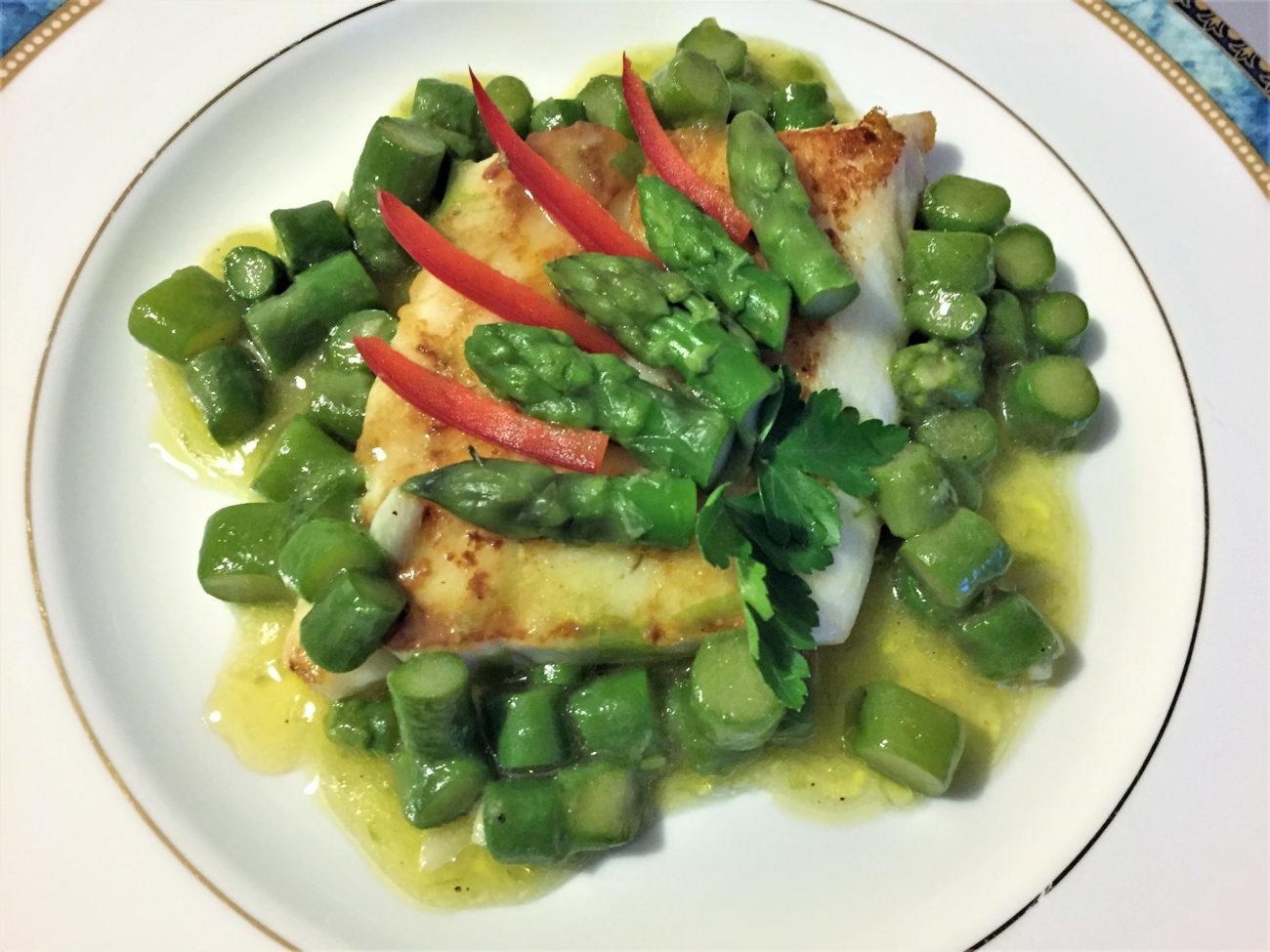 Pesce persico con asparagi verdi