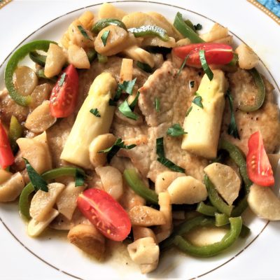 Scaloppine-con-asparagi-e-peperoni-verdi
