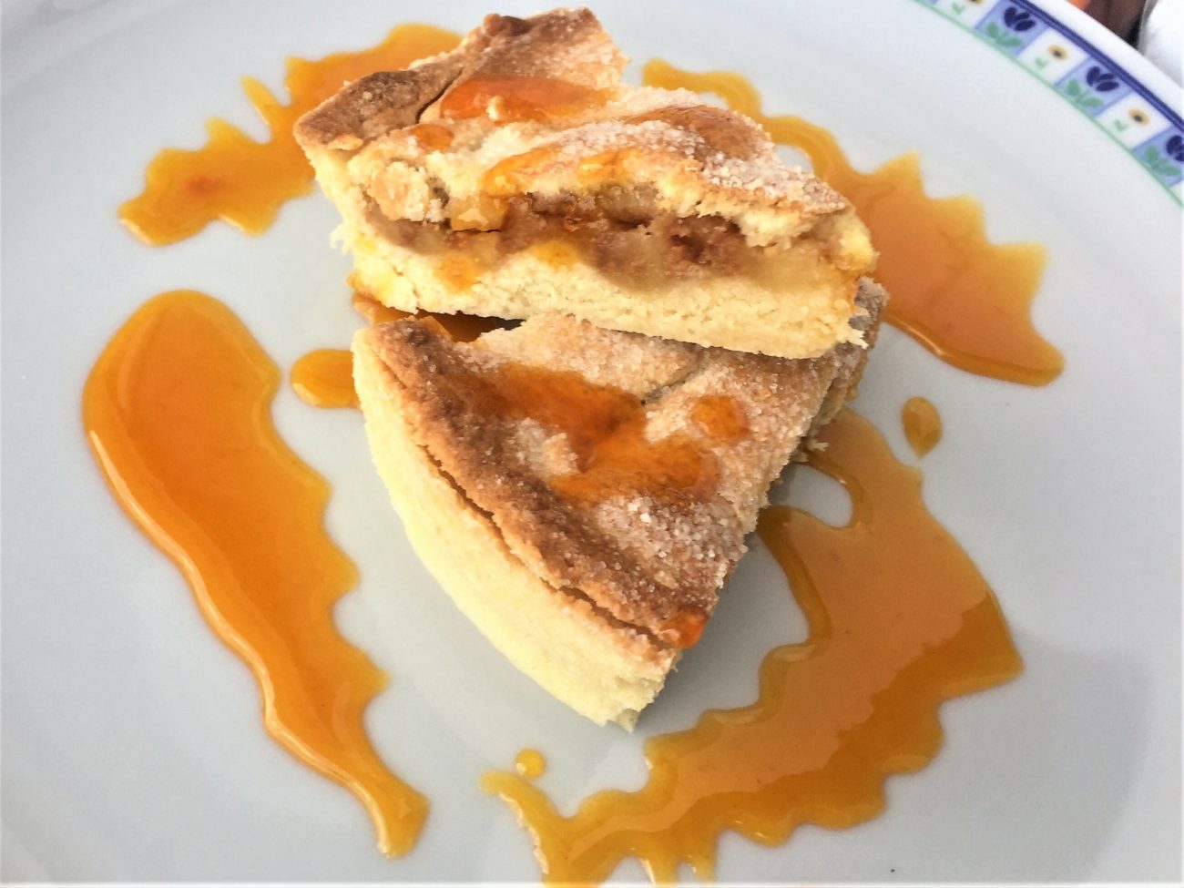 Torta di mele con amaretto e salsa di mandarancio