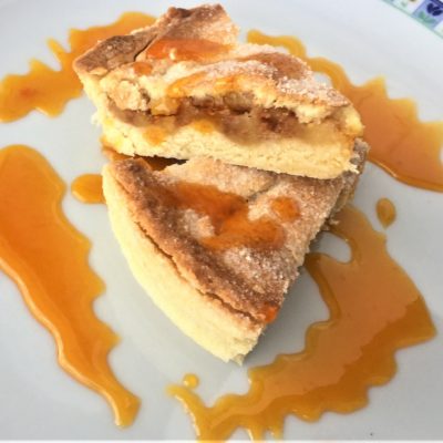 Torta-di-mele-con-amaretto-e-salsa-di-mandarino