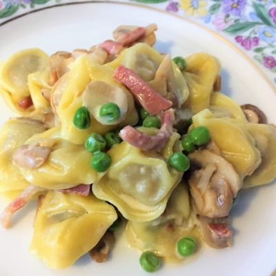 Tortelloni-con-champignon-piselli-e-pancetta-affumicata