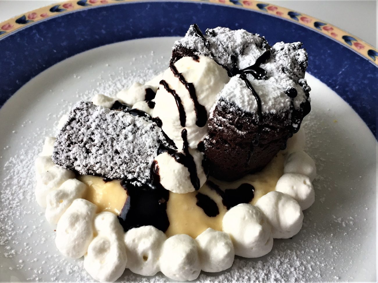 Tortino al cioccolato con panna