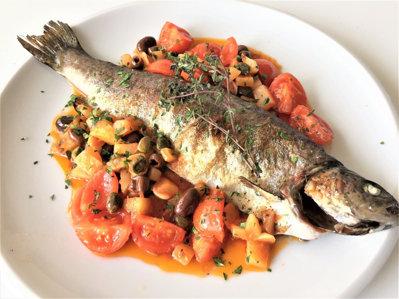 Trota al forno con olive e patate