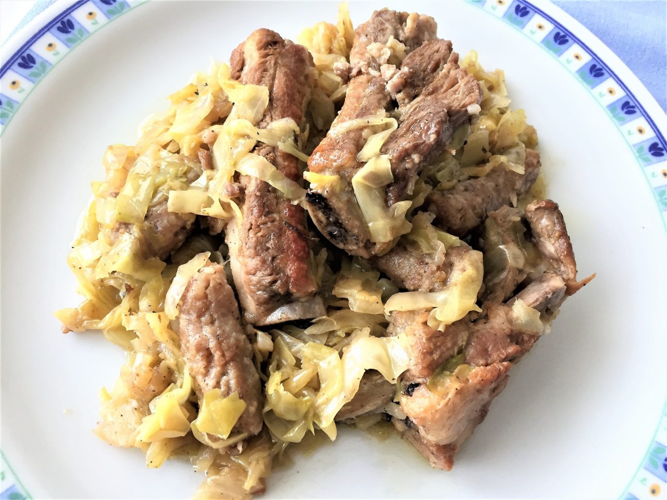Puntine di maiale e salsiccia con verzotto