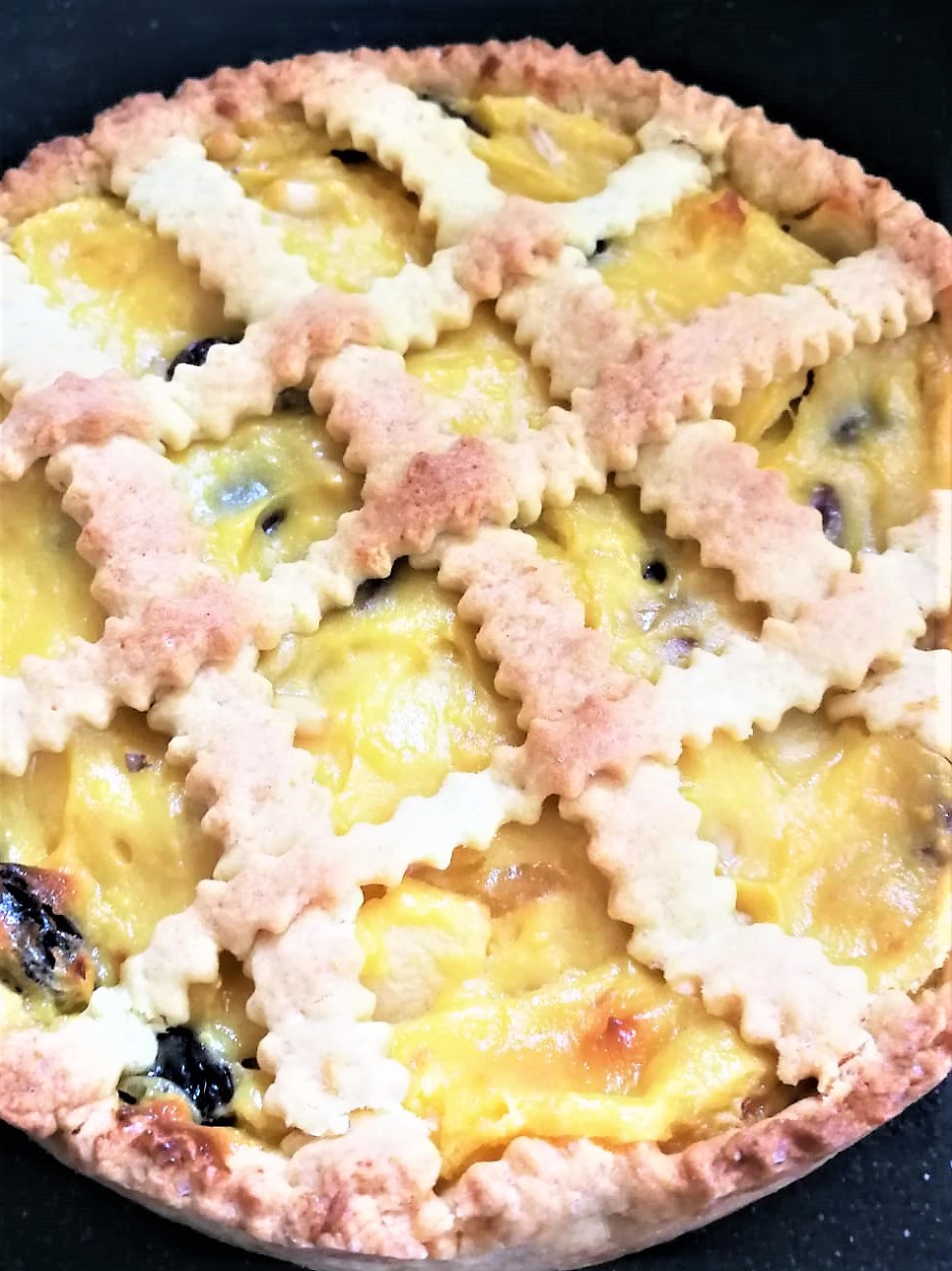 Crostata alla crema con mele e uva passa