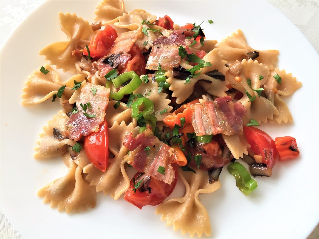 Farfalle integrali con pancetta, radicchio e peperoni verdi