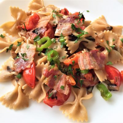 Farfalle-integrali-con-pancetta-radicchio-e-peperoni-verdi