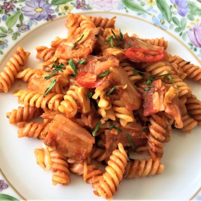 Fusilli-con-pancetta-affumicata,-verzotto-e-cumino