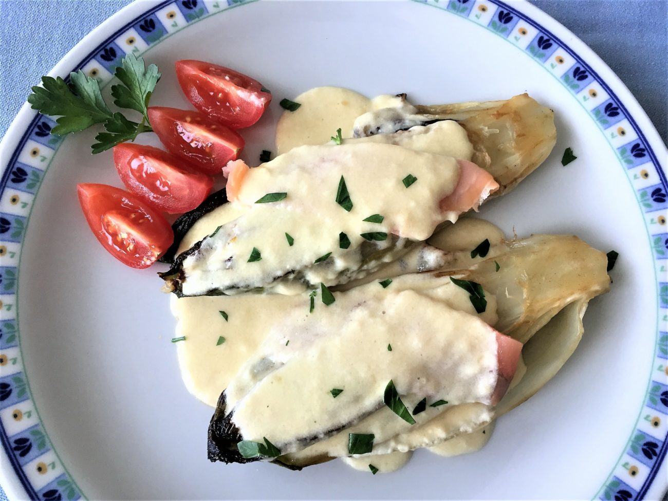 Indivia belga con salmone affumicato e fonduta