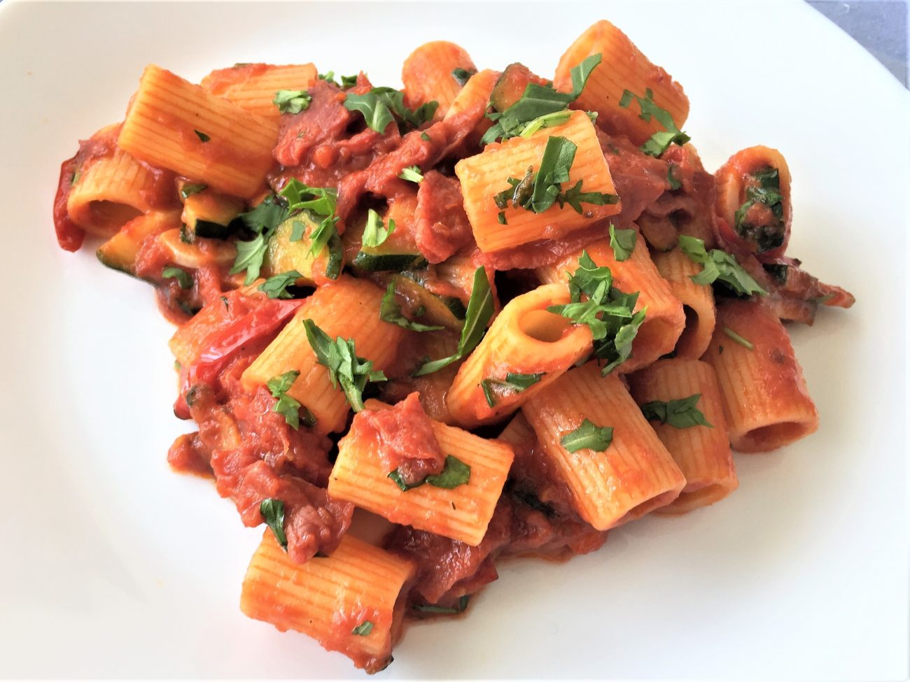 Mezze maniche con zucchine, bresaola e rucola