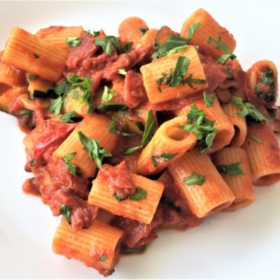 Mezze-maniche-con-zucchine,-bresaola-e- rucola