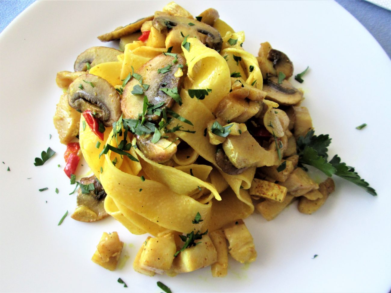 Pappardelle con orata, funghi e curry