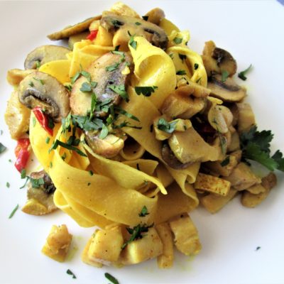 Pappardelle-con-orata,-funghi-e-curry