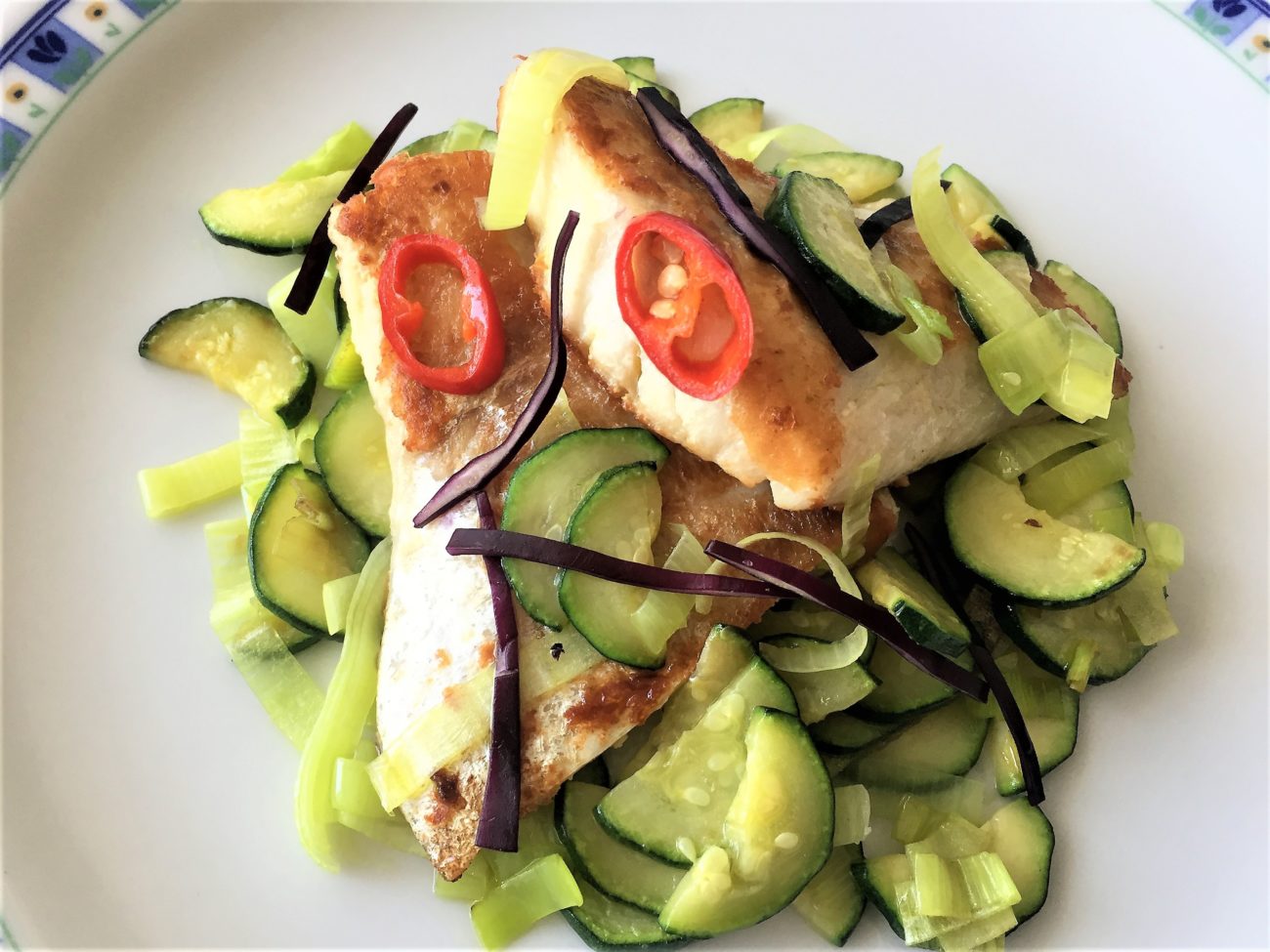 Pesce persico con zucchine e porro