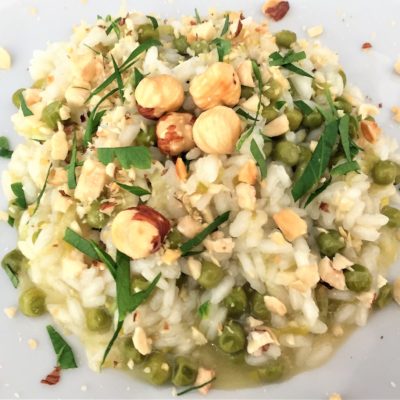 Risi-e-bisi-con-granella-di-nocciole