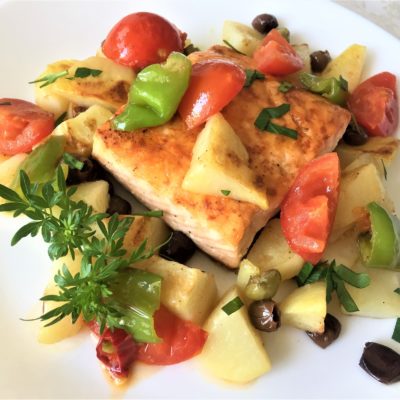 Salmone-al-forno-con-patate-e-olive