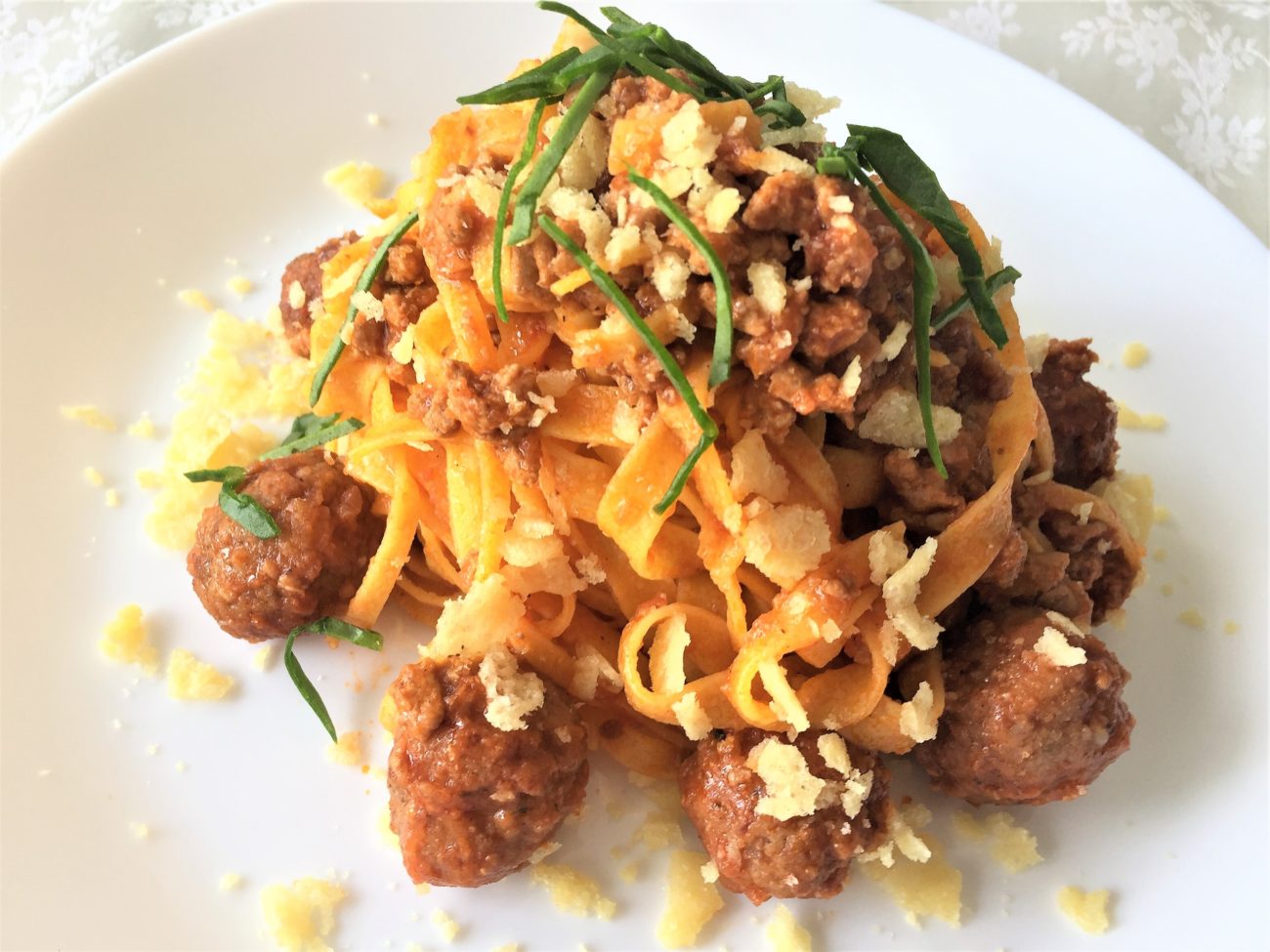 Tagliatelle con ragù, polpettine e cumino