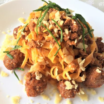 Tagliatelle-con-ragù-polpettine-e cumino