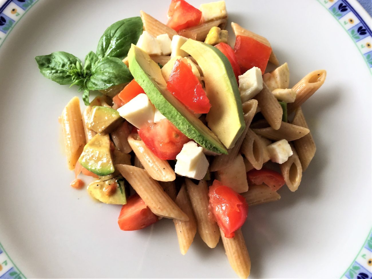 Pennette integrali con avocado mozzarella e pomodoro