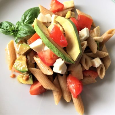 Pennette-integrali-con-avocado-mozzarella-e-pomodoro