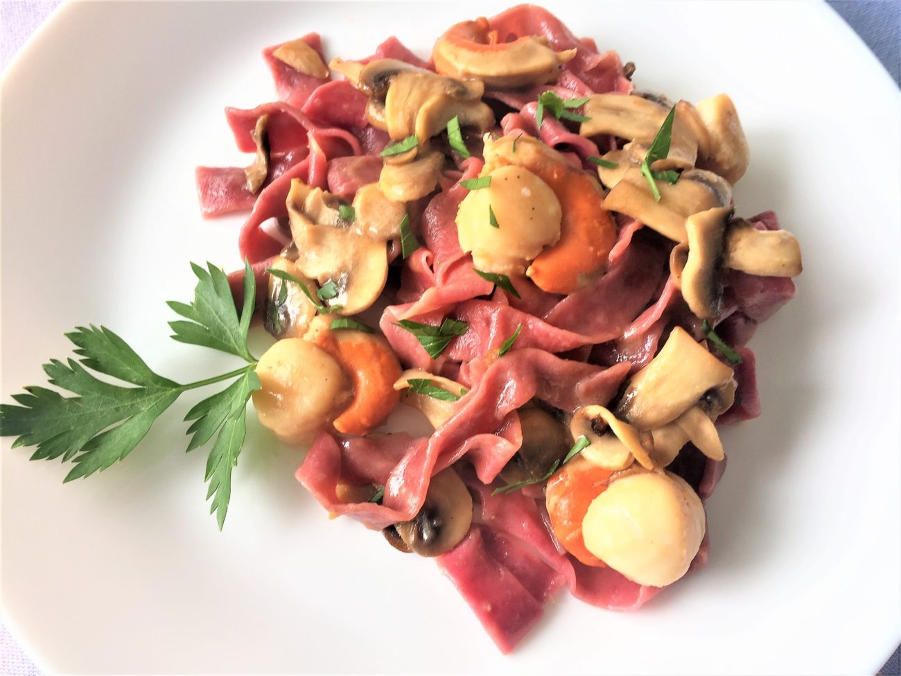 Tagliatelle di barbabietola con funghi e capesante