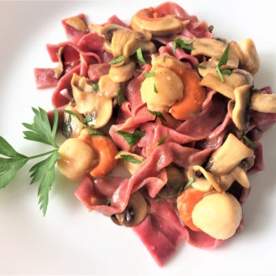 Tagliatelle-di-barbabietola-con-funghi-e-capesante