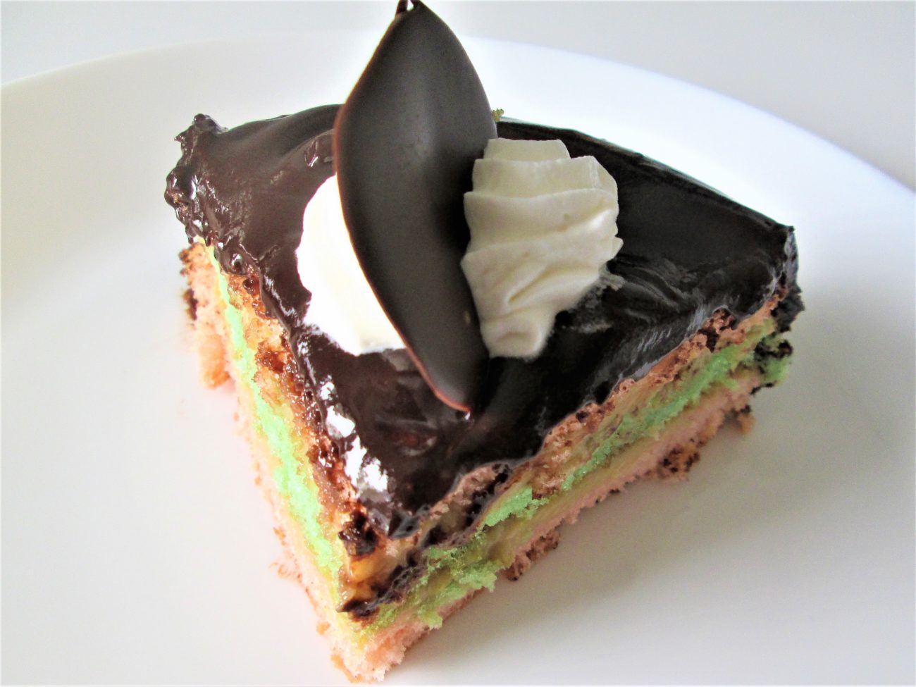 Torta bicolore ricoperta al cioccolato