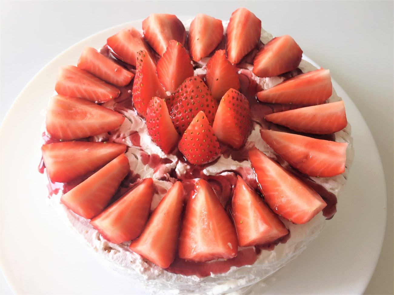 Torta di panna e fragole
