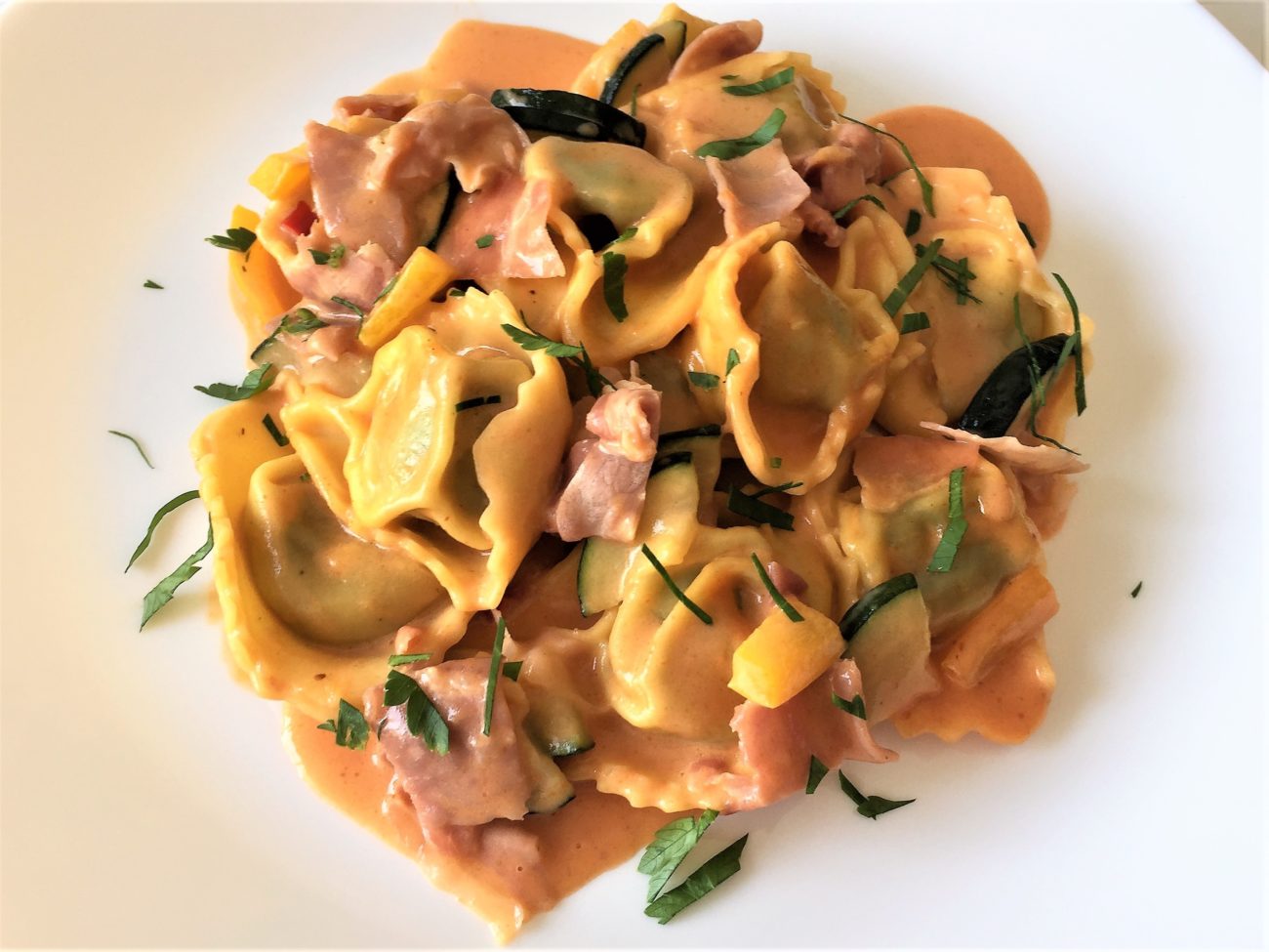 Tortelloni con zucchine, peperoni e salsa rosa