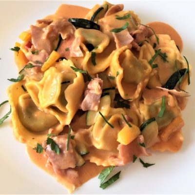 Tortelloni-con-zucchine,-peperoni-e-salsa-rosa