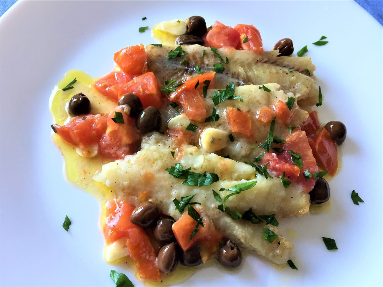 Merluzzo al forno con pomodoro e olive