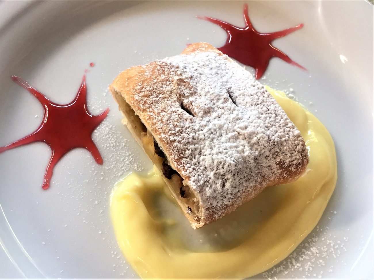 Strudel di pere e mandorle con crema