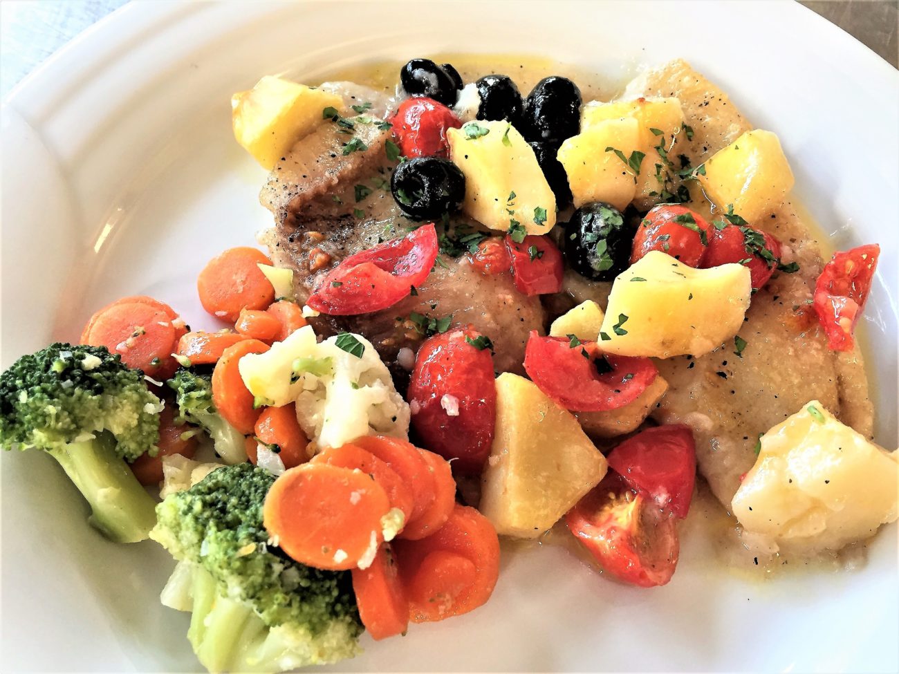 Filetto di cernia con olive pomodorini e patate