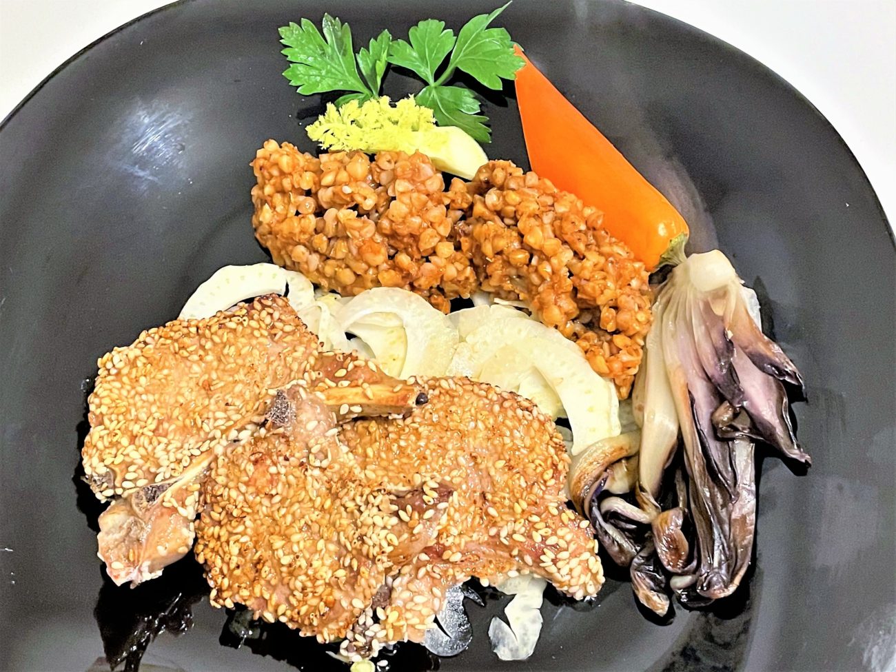 Costine di agnello al sesamo con grano saraceno