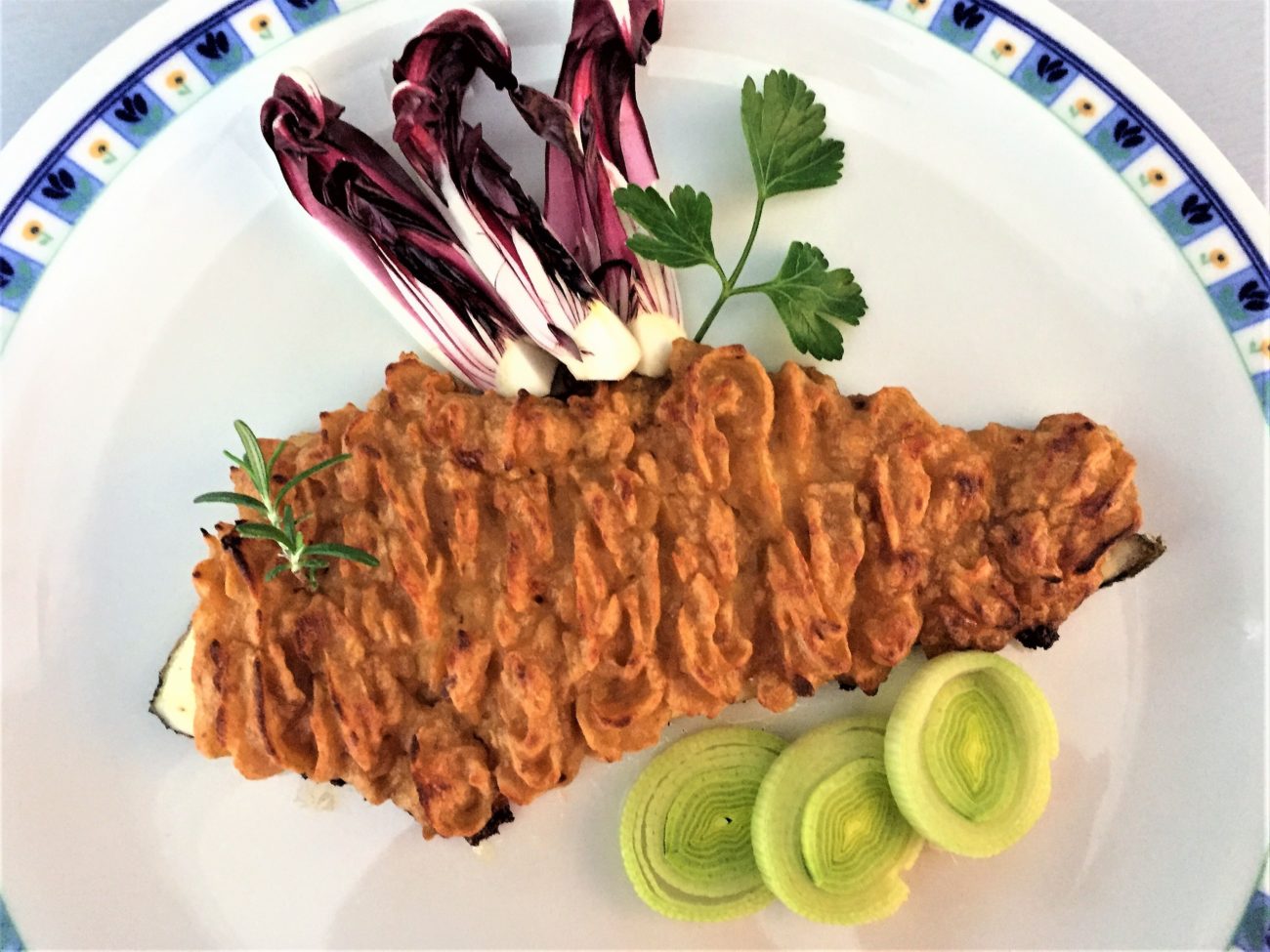 Filetto di branzino con crosta di porro e radicchio