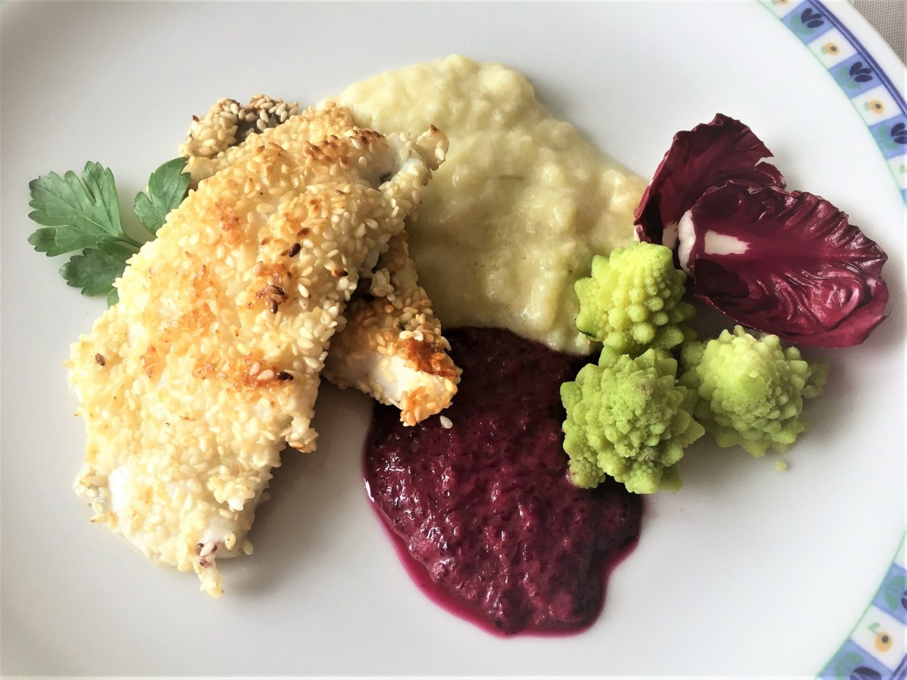 Filetto di rombo al sesamo con purè di cavolfiore e crema di radicchio