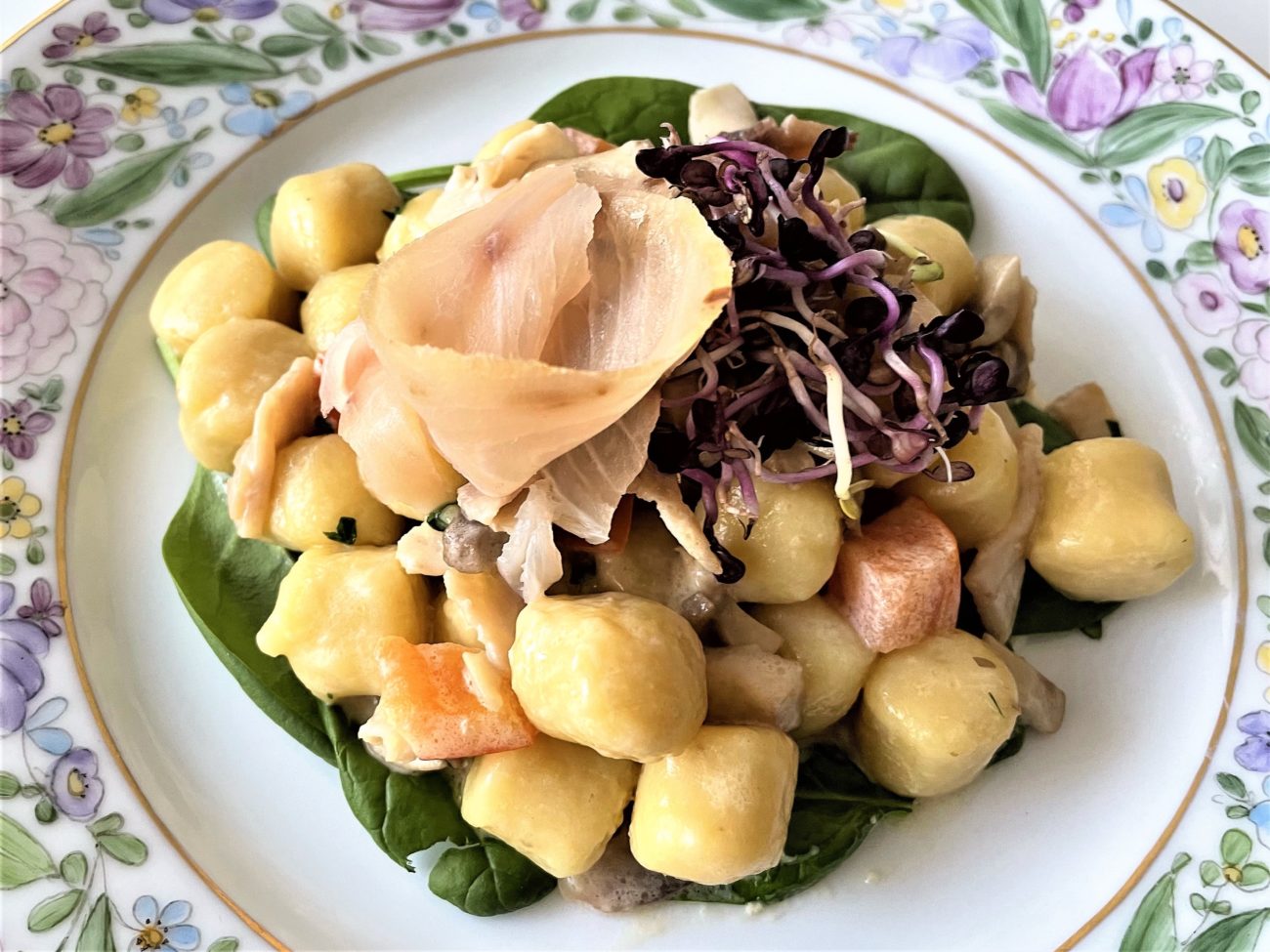 Gnocchi con pesce spada champignon e concassè di pomodoro