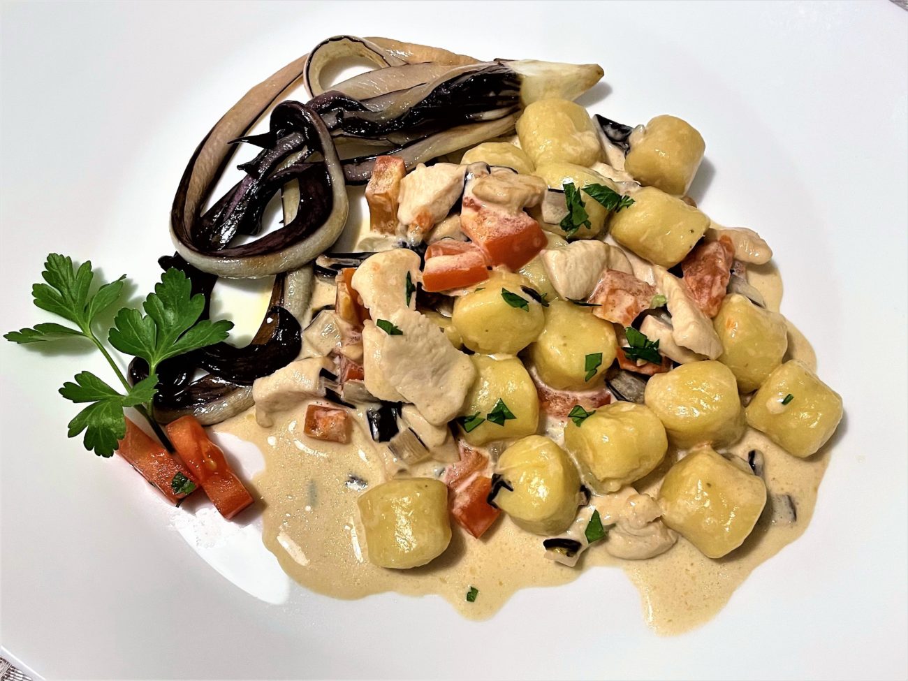Gnocchi con pollo e radicchio