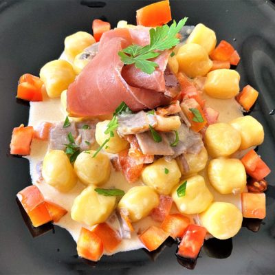 Gnocchi-con-tonno-affumicato-e-concassè-di-pomodoro