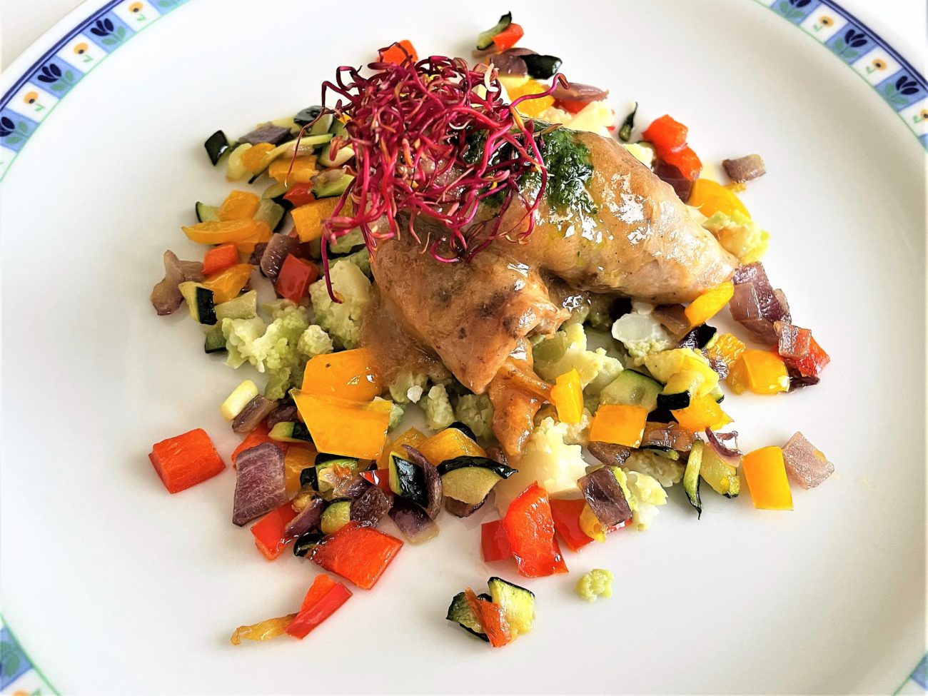 Involtini di coniglio ripieni, con brunoise di verdure