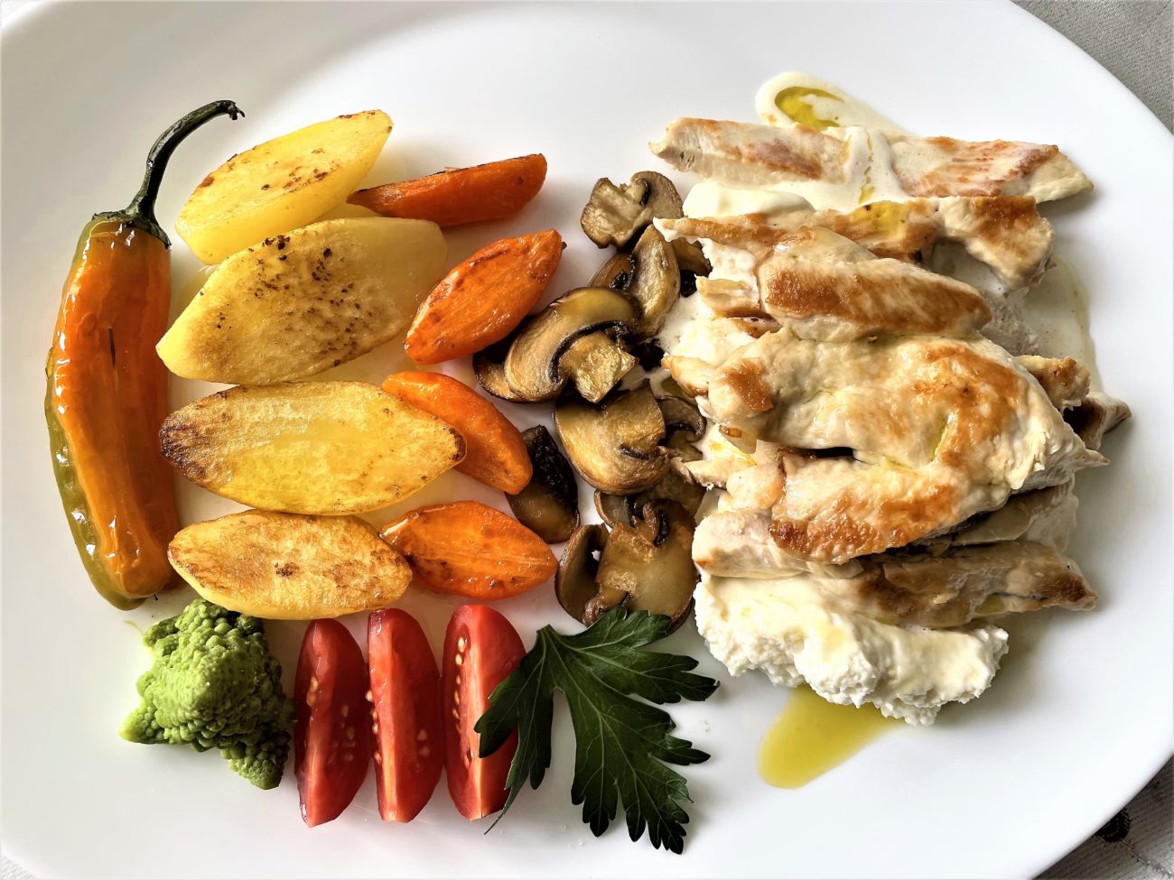 Tagliata di pollo sopra una spuma di parmigiano reggiano