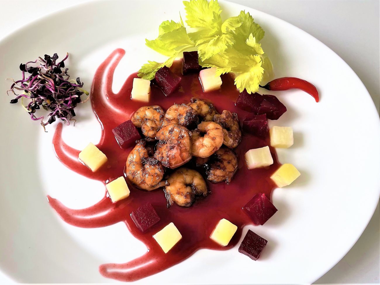Code di gamberone con salsa di barbabietola e soia
