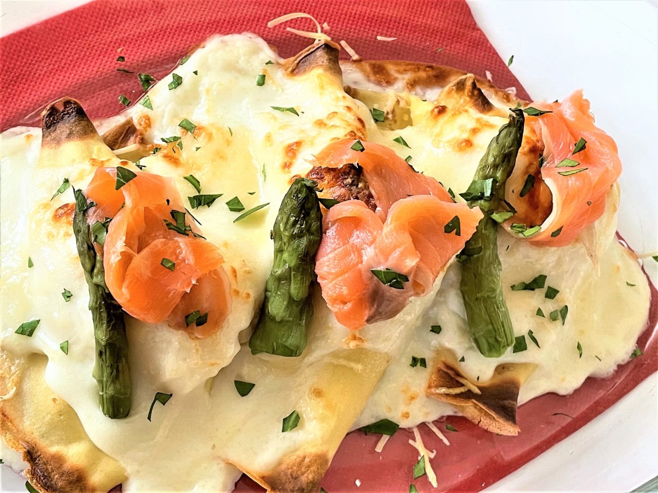 Crespelle con salmone affumicato e asparagi