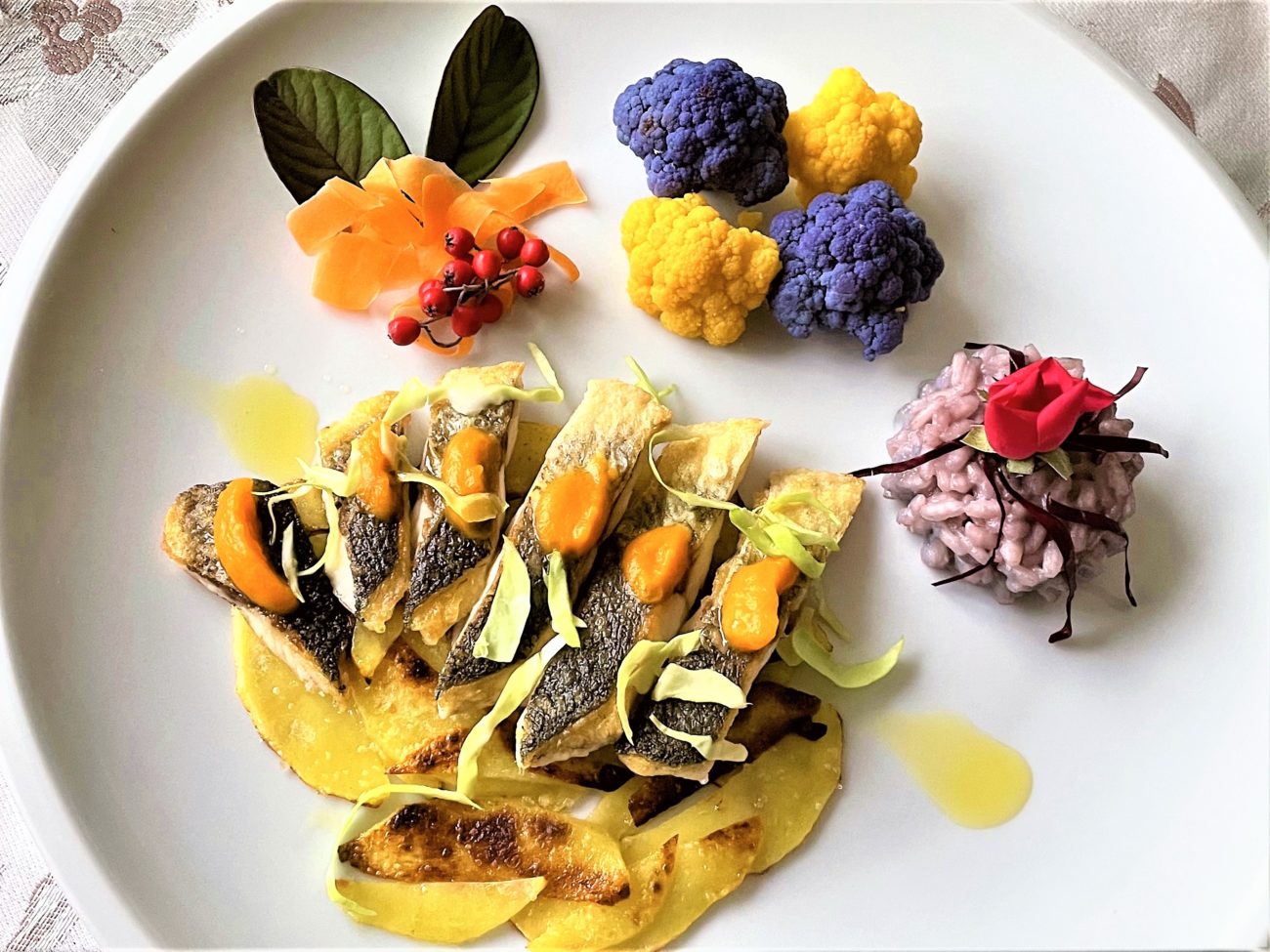 Filetto di branzino con crema di zucca su sfoglia di patate