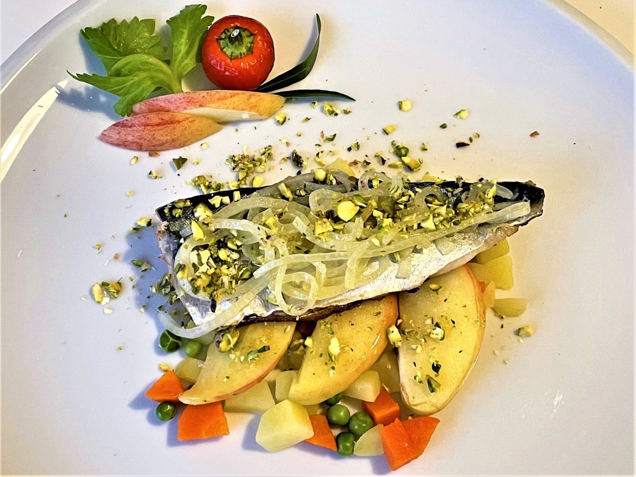 Filetto di sgombro con mele e pistacchi