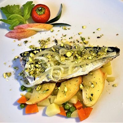 Filetto-di-sgombro-con-mele-e-pistacchi